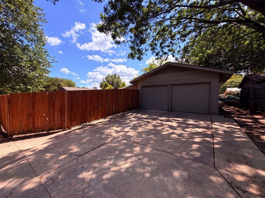 922 Meadowdale Circle, Garland, TX 75043 922 Meadowdale Circle, Garland, TX 75043