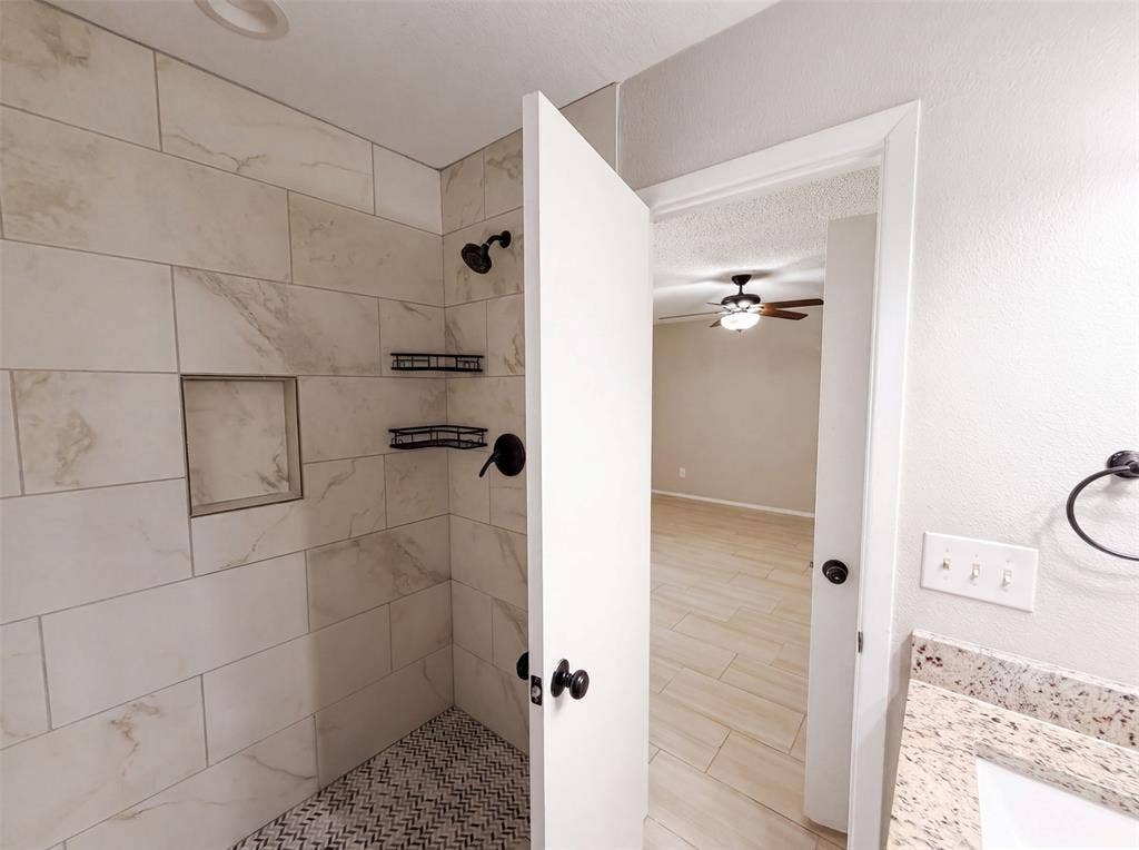922 Meadowdale Circle, Garland, TX 75043 922 Meadowdale Circle, Garland, TX 75043