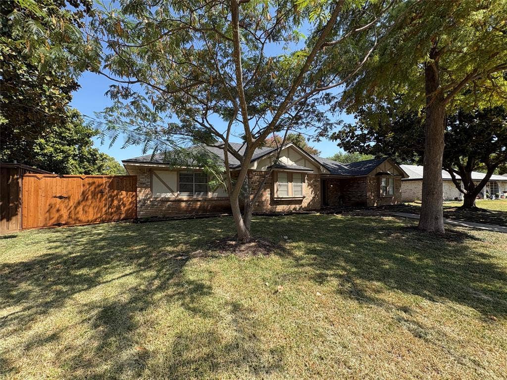 1025 Cloverdale Lane, DeSoto, TX 75115 Brick exterior with decorative trim accents