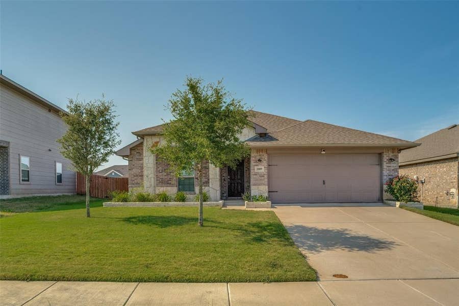 Property photo for 2009 Yale Street, Farmersville, TX