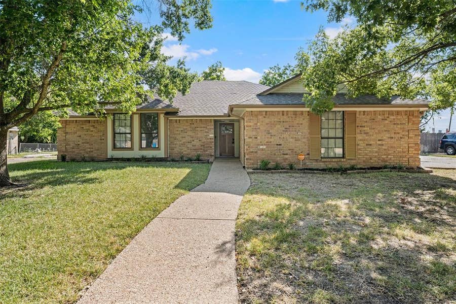 Property photo for 209 Bonham Drive, Hewitt, TX