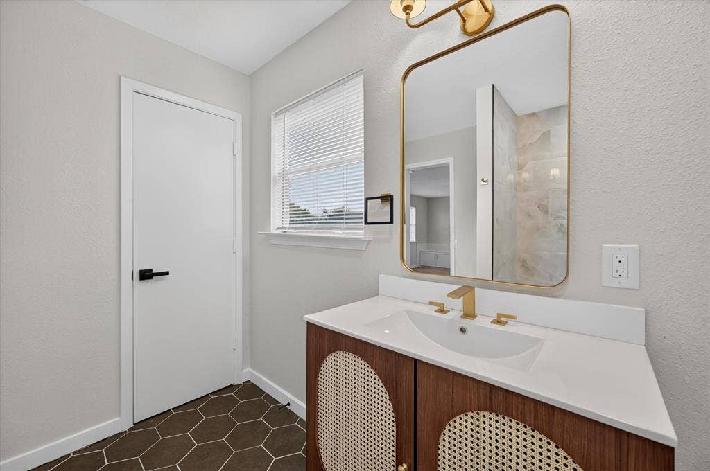 1902 Alamo Drive, Arlington, TX 76012 1902 Alamo Drive, Arlington, TX 76012