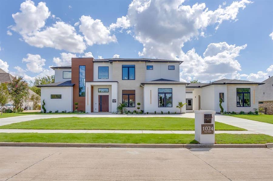 Property photo for 1024 Parview Circle, Grand Prairie, TX
