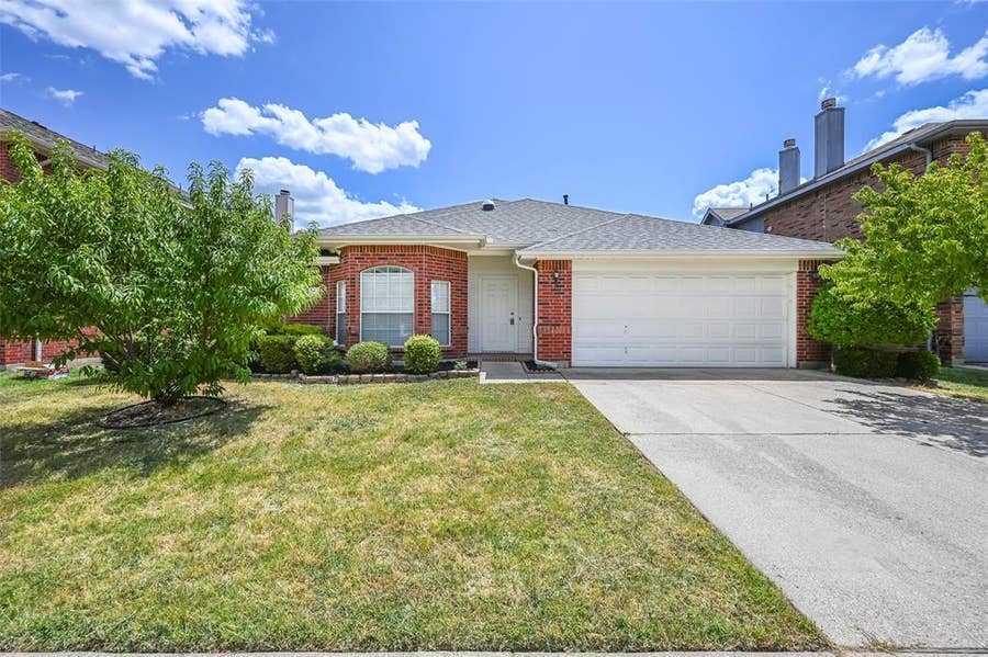 Property photo for 216 Quail Trail Lane, Arlington, TX