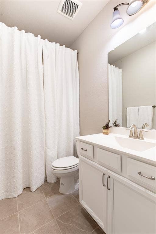 1101 10th Street, Argyle, TX 76226 Bathroom between the two secondary bedrooms