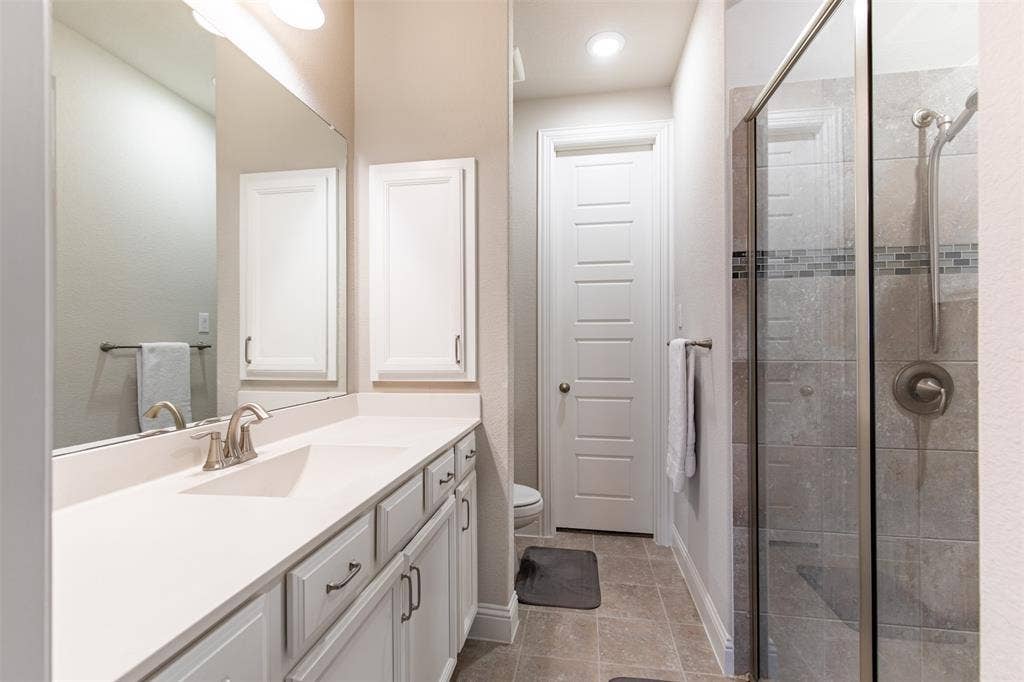 1101 10th Street, Argyle, TX 76226 Ensuite bathroom for the secondary primary bedroom.