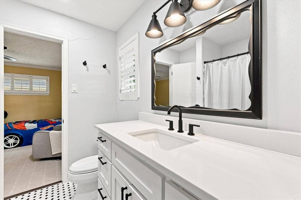 9915 Faircrest Drive, Dallas, TX 75238 J&J Bath