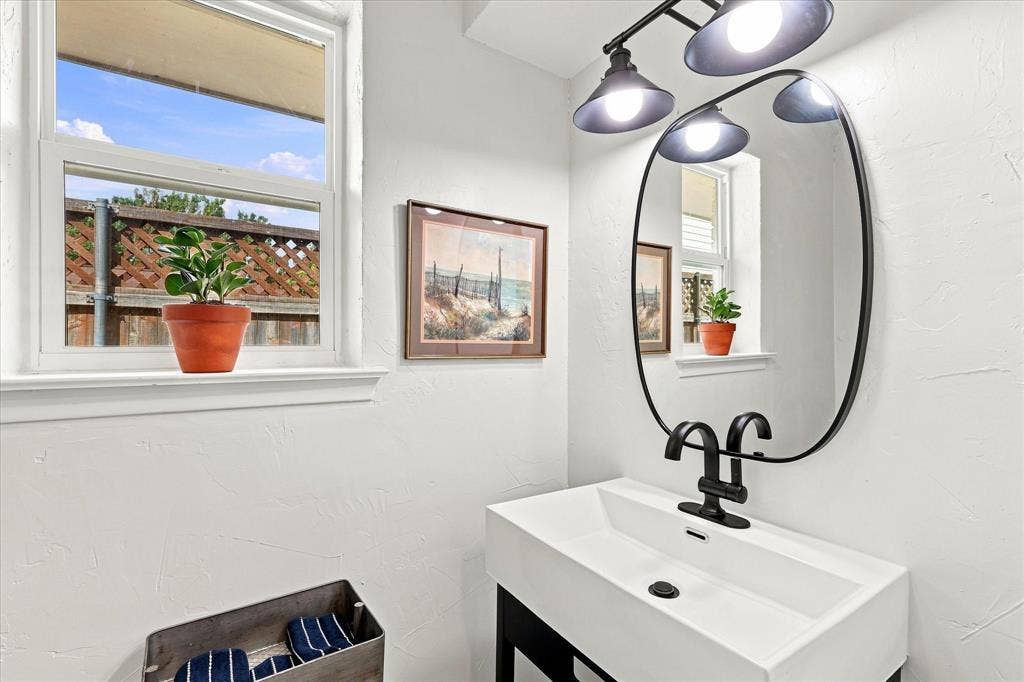 9915 Faircrest Drive, Dallas, TX 75238 Laundry 1/2 bath