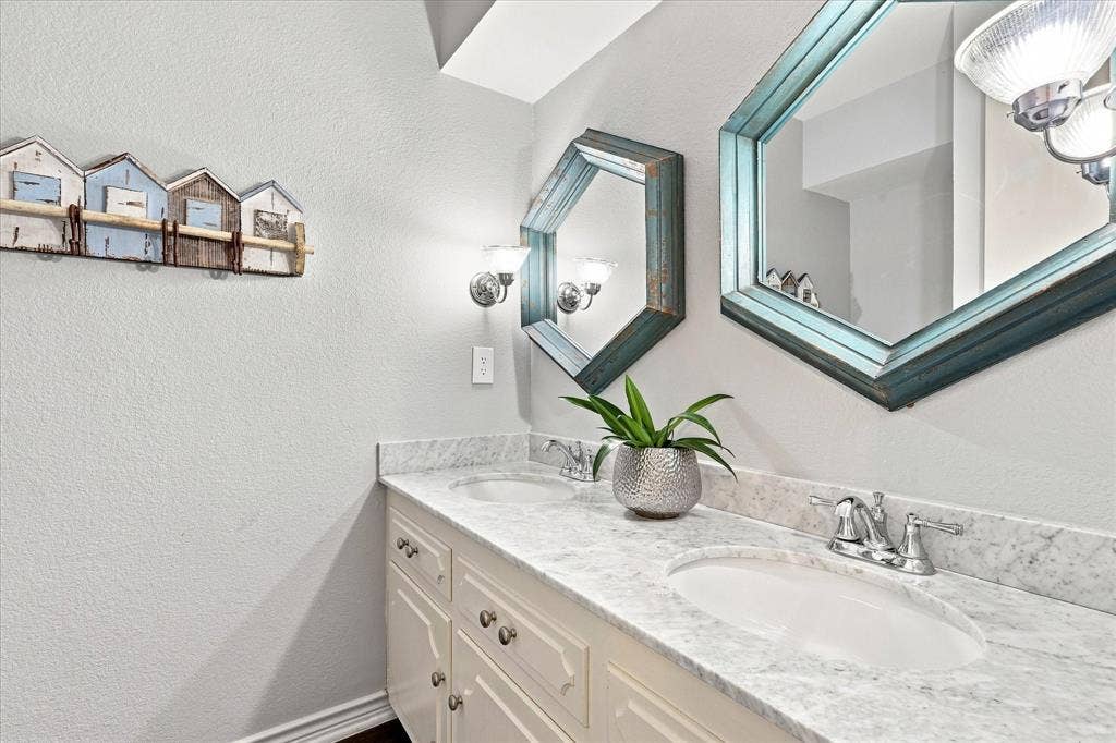 9915 Faircrest Drive, Dallas, TX 75238 Hall 1/2 Bath