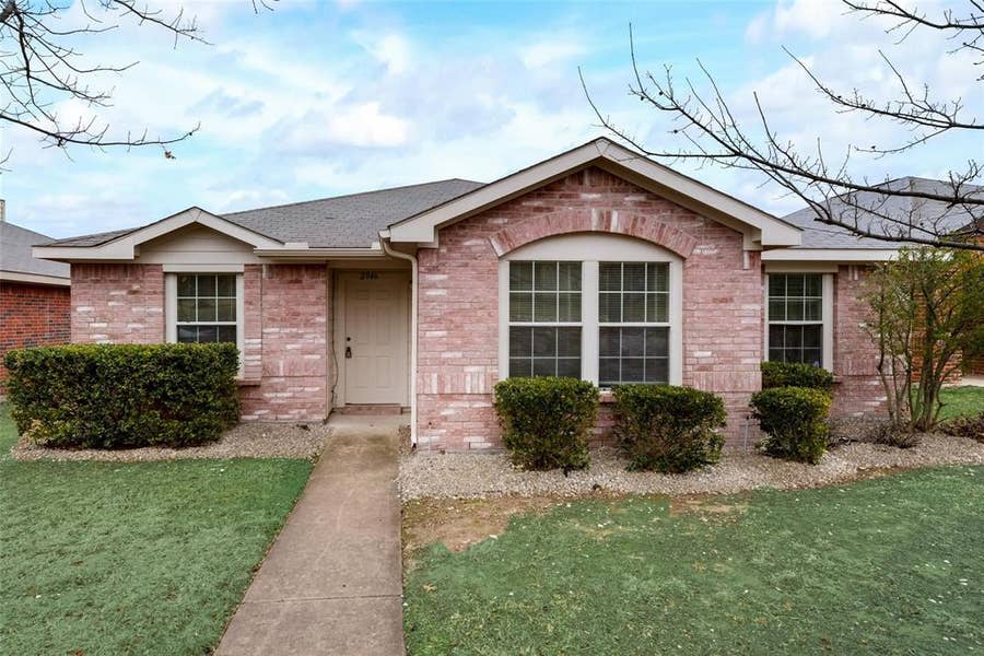 Property photo for 2946 Midbury Drive, Lancaster, TX