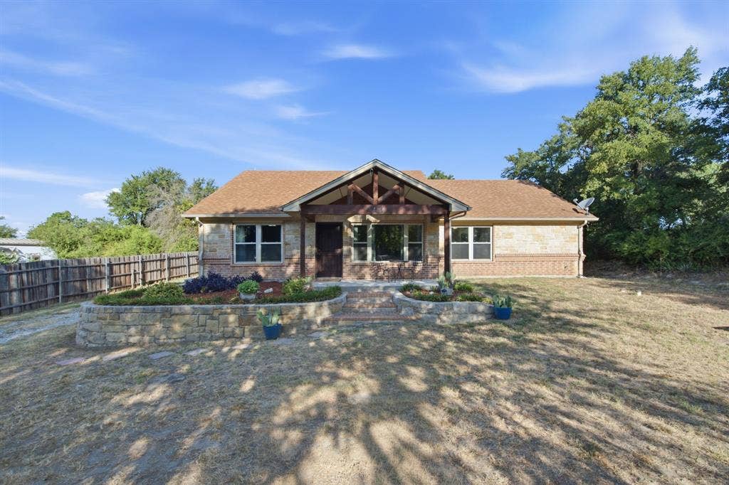 328 Silver Lane, Azle, TX 76020 328 Silver Lane, Azle, TX 76020