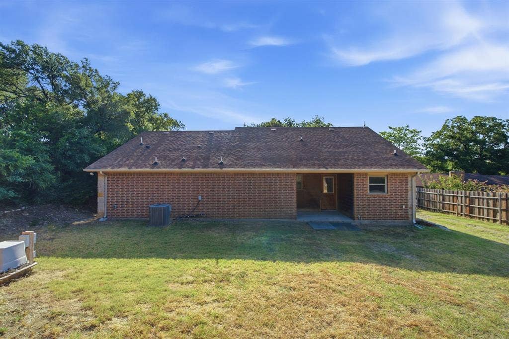 328 Silver Lane, Azle, TX 76020 328 Silver Lane, Azle, TX 76020