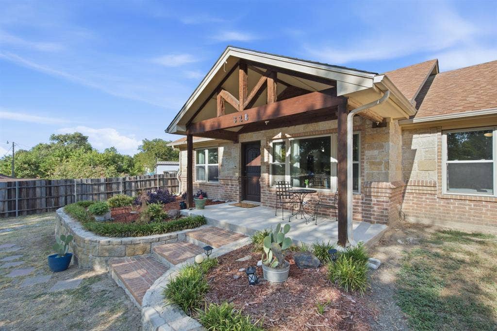 328 Silver Lane, Azle, TX 76020 328 Silver Lane, Azle, TX 76020