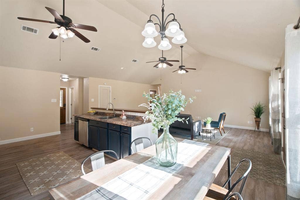 328 Silver Lane, Azle, TX 76020 328 Silver Lane, Azle, TX 76020