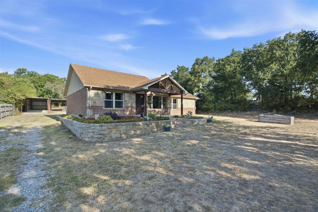 328 Silver Lane, Azle, TX 76020 328 Silver Lane, Azle, TX 76020