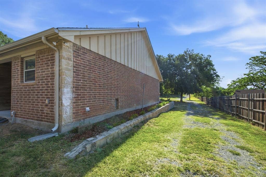 328 Silver Lane, Azle, TX 76020 328 Silver Lane, Azle, TX 76020