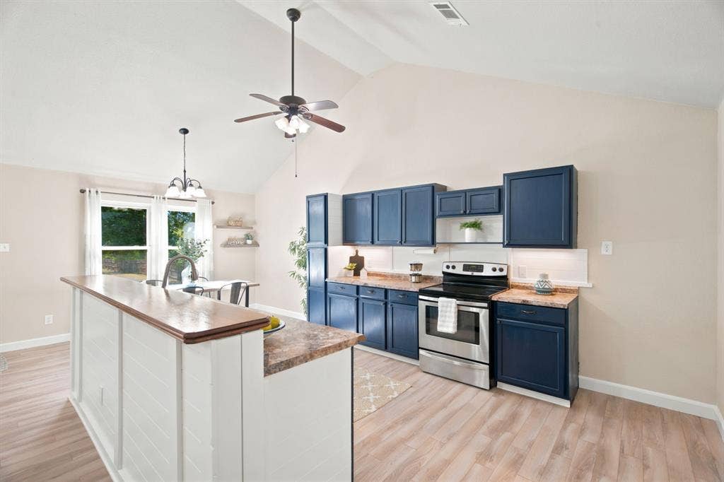 328 Silver Lane, Azle, TX 76020 328 Silver Lane, Azle, TX 76020