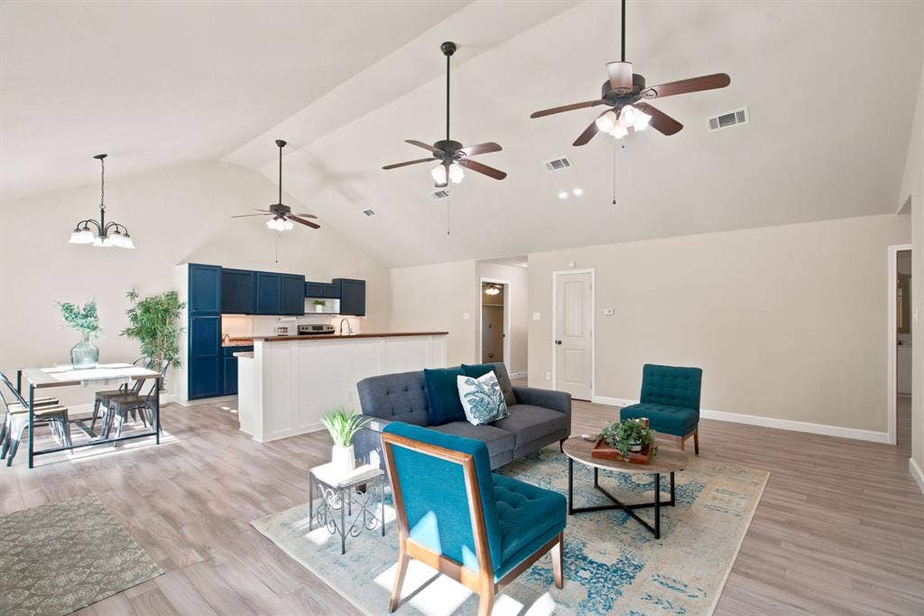 328 Silver Lane, Azle, TX 76020 328 Silver Lane, Azle, TX 76020