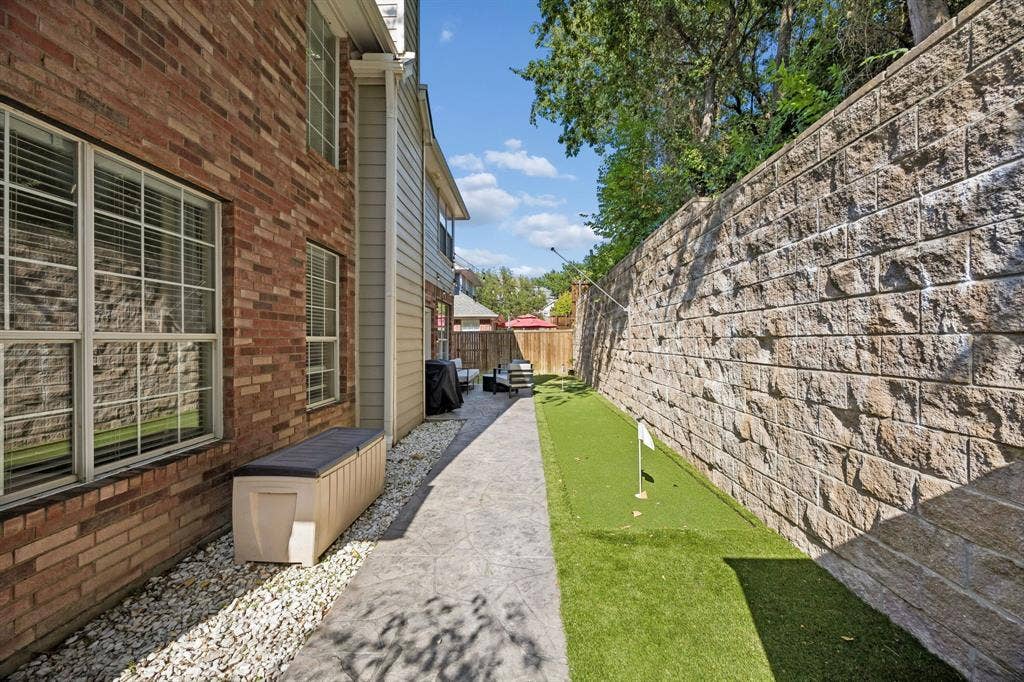 9028 Clearhurst Drive, Dallas, TX 75238 9028 Clearhurst Drive, Dallas, TX 75238