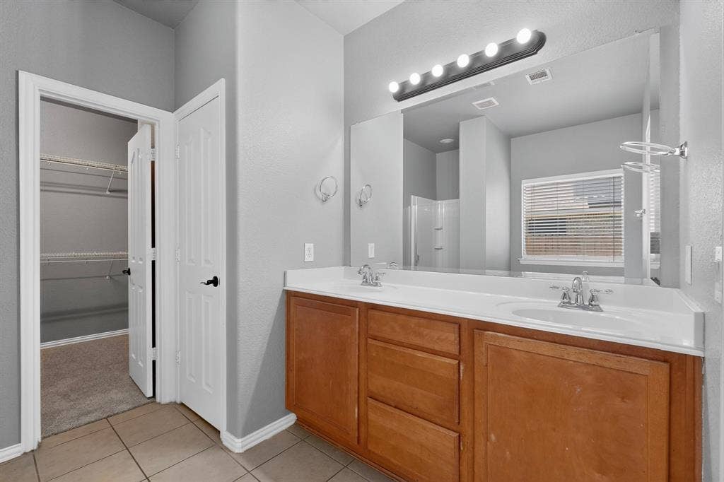 Dual vanity with white undermount sinks and chrome fixtures