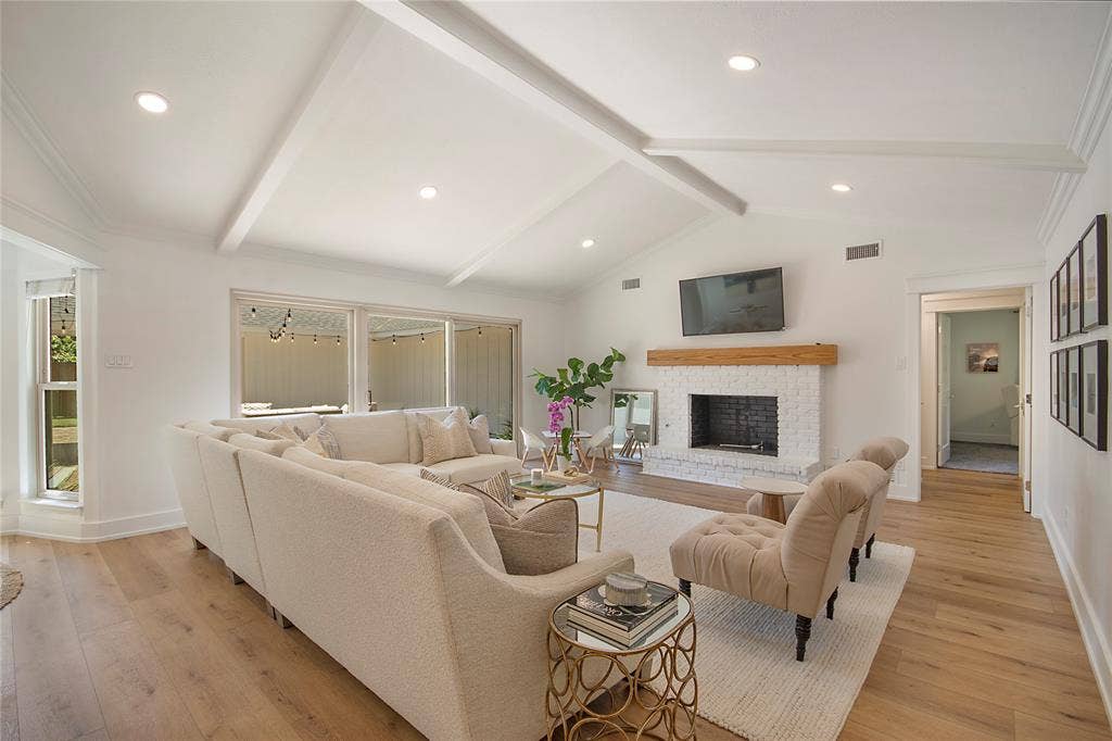 1049 Forest Grove Drive, Dallas, TX 75218 1049 Forest Grove Drive, Dallas, TX 75218