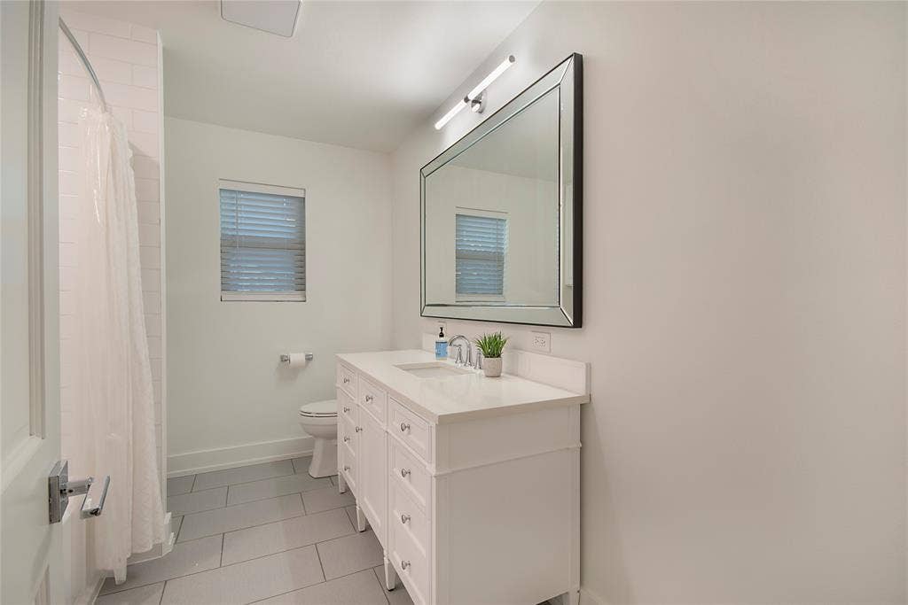 1049 Forest Grove Drive, Dallas, TX 75218 1049 Forest Grove Drive, Dallas, TX 75218