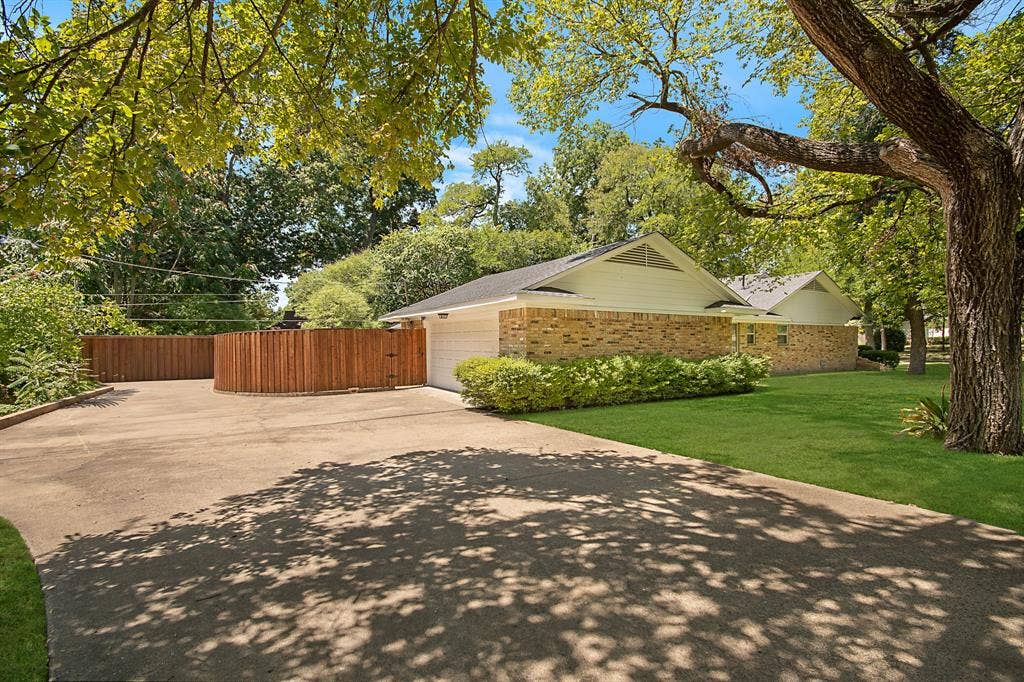 1049 Forest Grove Drive, Dallas, TX 75218 1049 Forest Grove Drive, Dallas, TX 75218