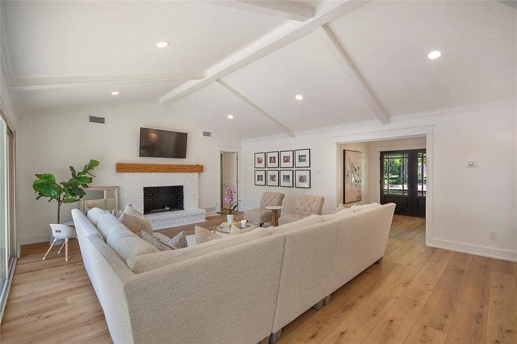 1049 Forest Grove Drive, Dallas, TX 75218 1049 Forest Grove Drive, Dallas, TX 75218