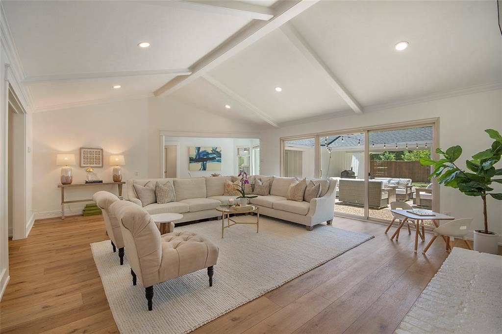 1049 Forest Grove Drive, Dallas, TX 75218 1049 Forest Grove Drive, Dallas, TX 75218