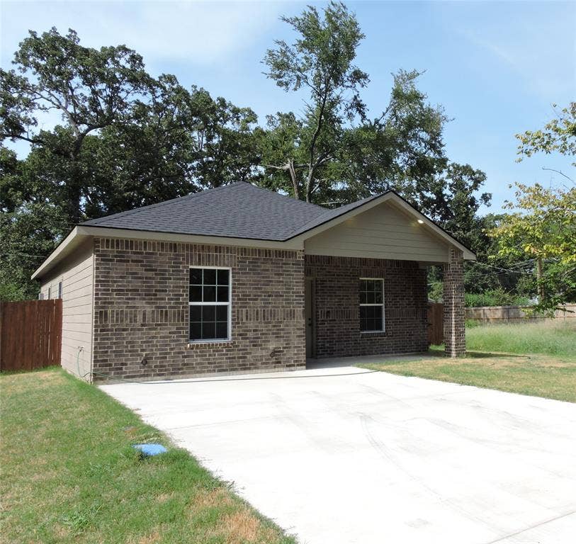 106 Navajo Drive, Mabank, TX 75156 Brick and siding exterior with a covered entry, gabled roofline, and concrete driveway