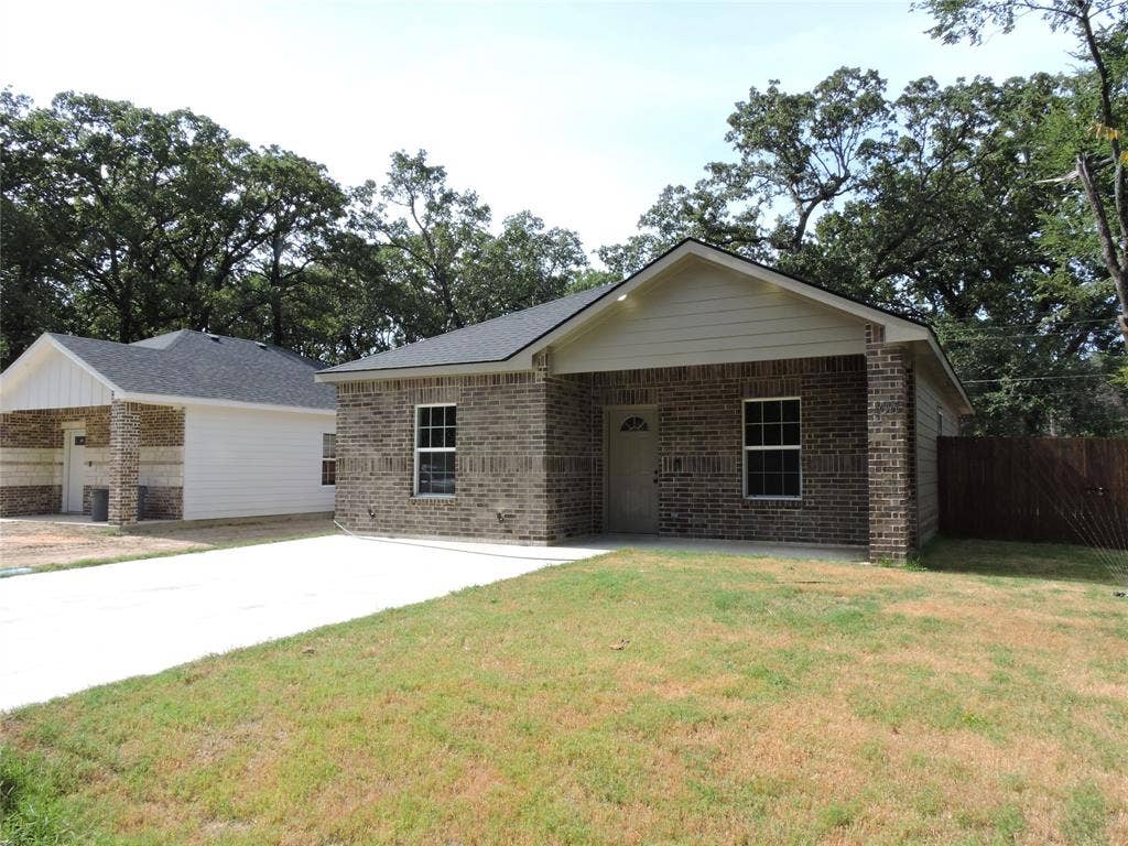 106 Navajo Drive, Mabank, TX 75156 Brick exterior with a covered front porch, white-framed windows, and a concrete driveway