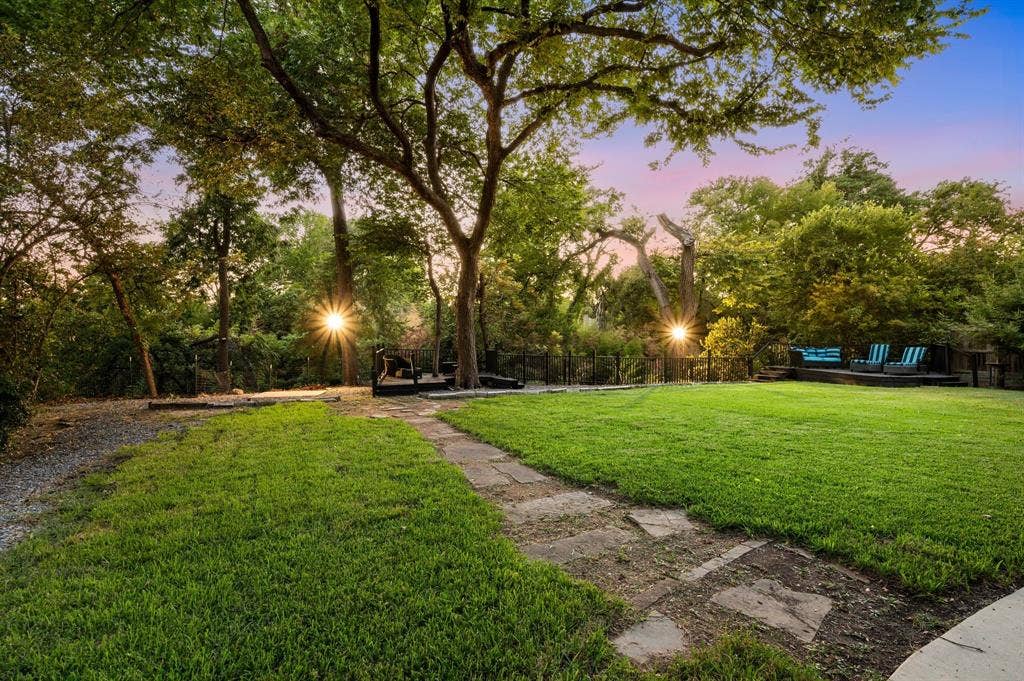 8559 S Mediterranean Circle, Dallas, TX 75238 8559 S Mediterranean Circle, Dallas, TX 75238
