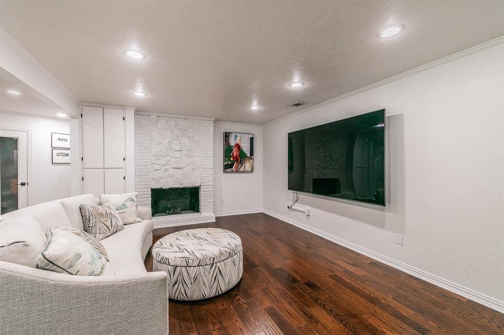 8559 S Mediterranean Circle, Dallas, TX 75238 8559 S Mediterranean Circle, Dallas, TX 75238