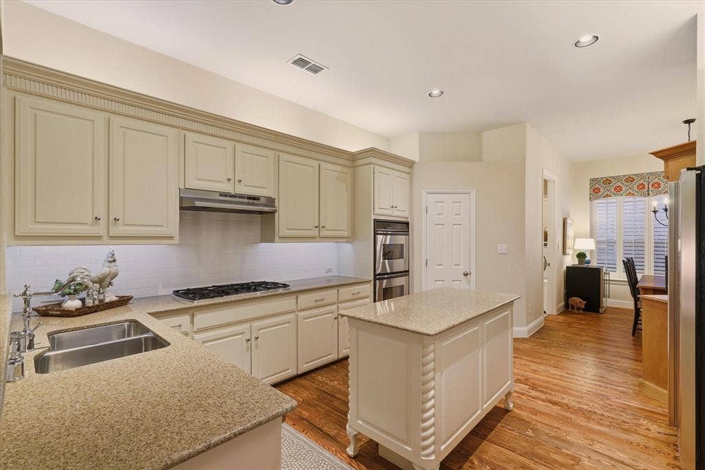 2324 Harrisburg Lane, Plano, TX 75025 2324 Harrisburg Lane, Plano, TX 75025