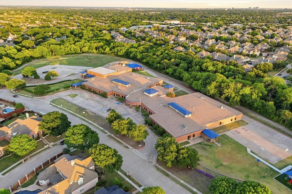 2324 Harrisburg Lane, Plano, TX 75025 2324 Harrisburg Lane, Plano, TX 75025