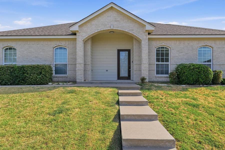 Property photo for 32 North Shore Circle, Waco, TX