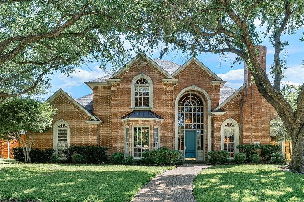 Welcome to 5404 Glenshire in Plano. *FABULOUS REMODEL OPPURTUNITY*