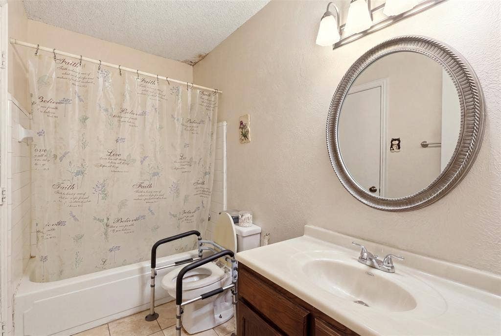 3609 Sherrye Place, Plano, TX 75074 with hallway access.