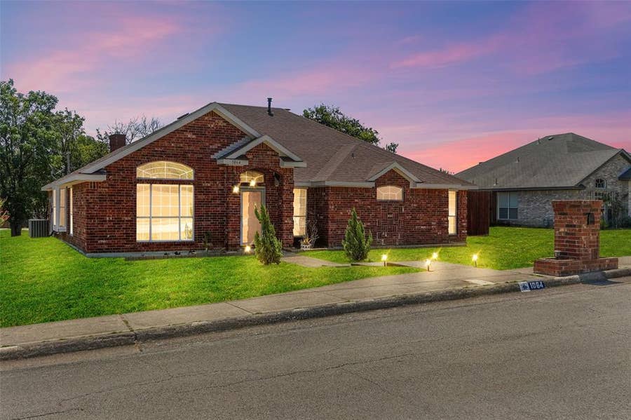 Property photo for 1064 The Meadows Parkway, DeSoto, TX