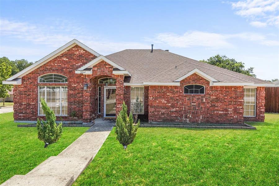 Property photo for 1064 The Meadows Parkway, DeSoto, TX