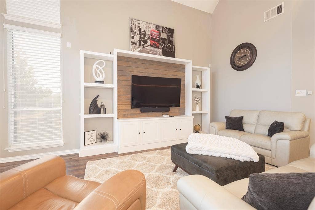 3013 Osage Lane, Denton, TX 76210 Gas fireplace.