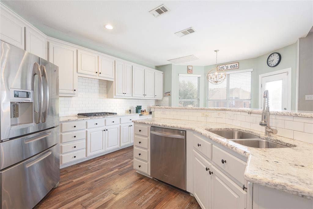 3013 Osage Lane, Denton, TX 76210 Stainless steel appliances.