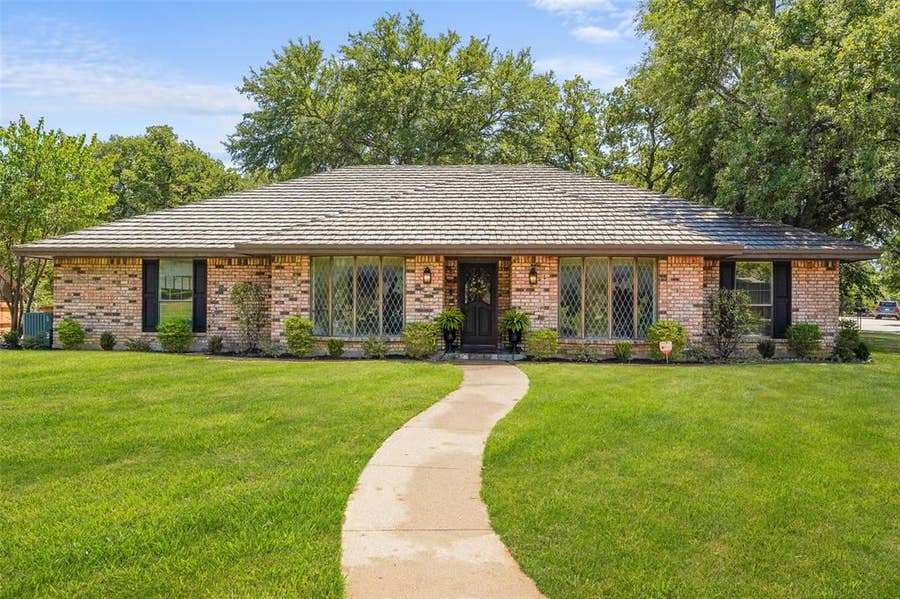 Property photo for 2323 Brookside Drive, Arlington, TX