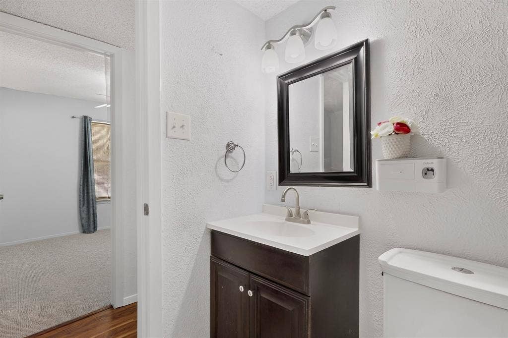 1513 Pelican Court, Garland, TX 75040 Hall Bath