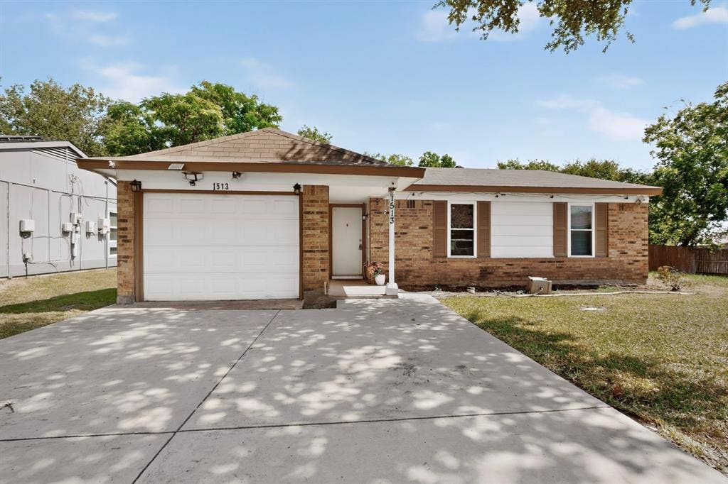 1513 Pelican Court, Garland, TX 75040 Oversized driveway