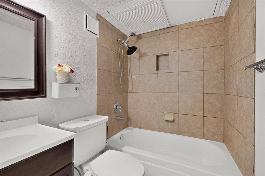 1513 Pelican Court, Garland, TX 75040 Hall Bath