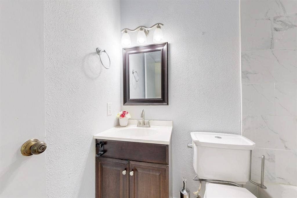 1513 Pelican Court, Garland, TX 75040 Ensuite Bath