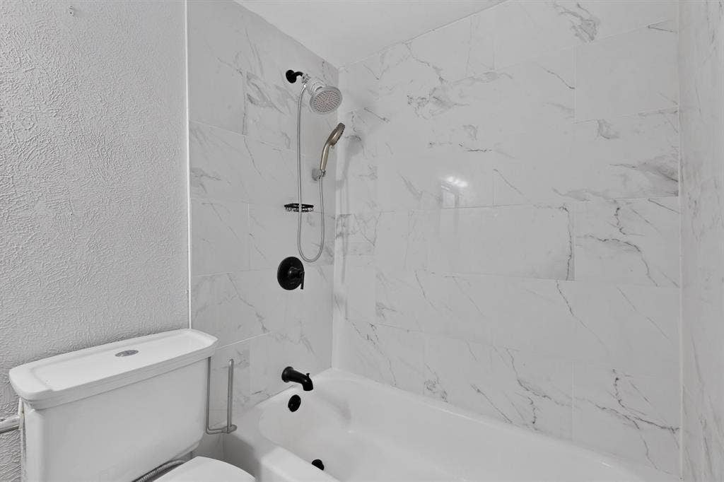 1513 Pelican Court, Garland, TX 75040 Ensuite Bath
