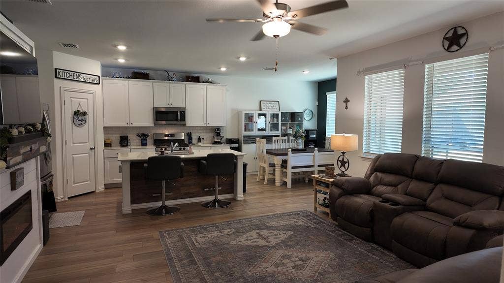 1221 Pistachio Drive, Azle, TX 76020 1221 Pistachio Drive, Azle, TX 76020