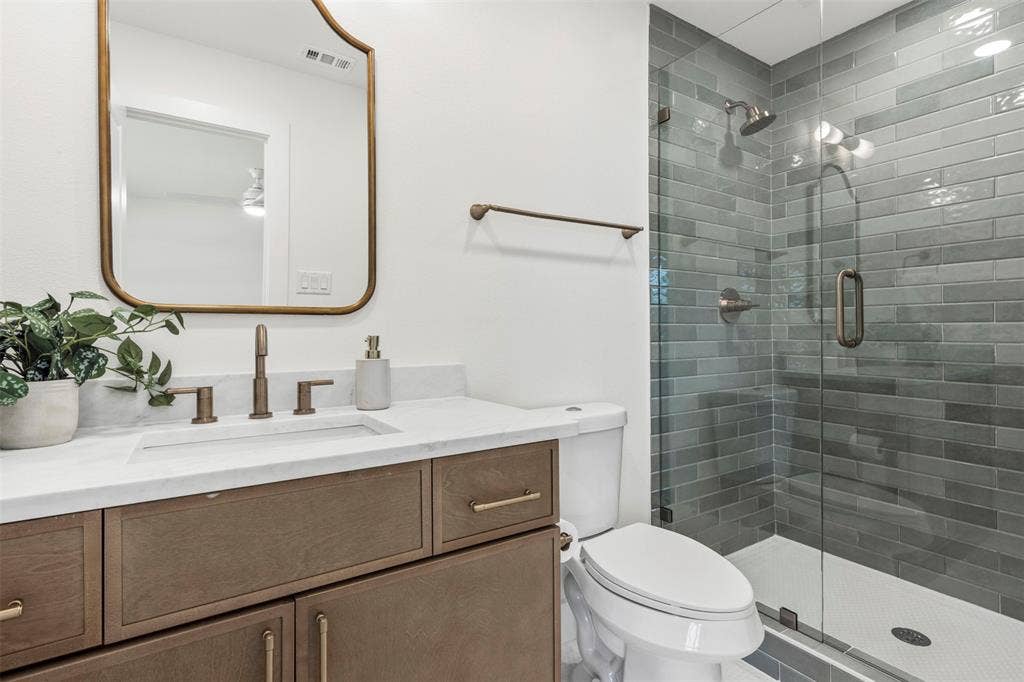 6757 Orangewood Drive, Dallas, TX 75248 Secondary bedroom ensute bathroom